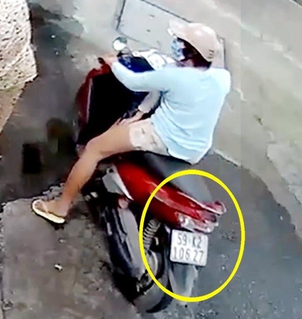 Sốc với màn phối hợp ăn ý như phim điện ảnh, mẹ vờ hỏi mua hàng, chủ quán vừa quay đi con đã vơ luôn túi tiền rồi chạy mất hút - 2 Sốc với màn phối hợp ăn ý như phim điện ảnh, mẹ vờ hỏi mua hàng, chủ quán vừa quay đi con đã vơ luôn túi tiền rồi chạy mất hút - 2