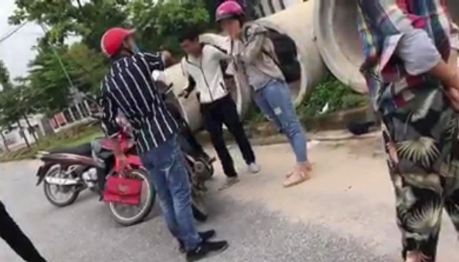 Vợ bỏ nhà theo 'anh trai kết nghĩa', chồng tìm suốt một tháng và màn 'đánh ghen giữa đường' vô cùng đặc biệt khiến ai đi qua cũng ngạc nhiên - 2 Vợ bỏ nhà theo 'anh trai kết nghĩa', chồng tìm suốt một tháng và màn 'đánh ghen giữa đường' vô cùng đặc biệt khiến ai đi qua cũng ngạc nhiên - 2