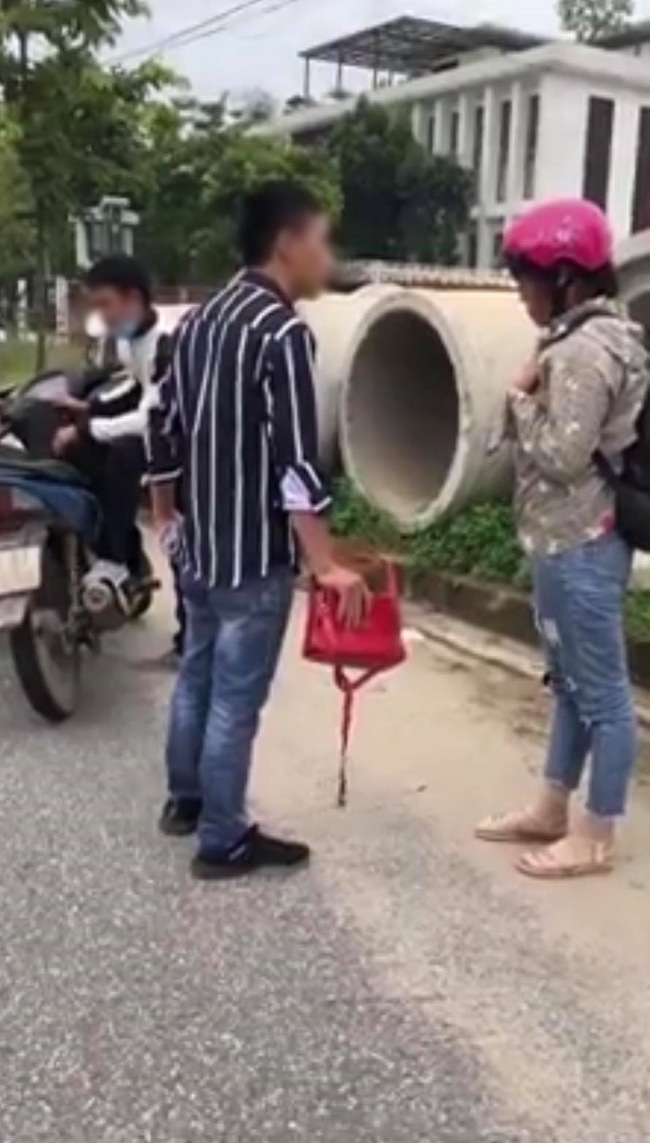Vợ bỏ nhà theo 'anh trai kết nghĩa', chồng tìm suốt một tháng và màn 'đánh ghen giữa đường' vô cùng đặc biệt khiến ai đi qua cũng ngạc nhiên Vợ bỏ nhà theo 'anh trai kết nghĩa', chồng tìm suốt một tháng và màn 'đánh ghen giữa đường' vô cùng đặc biệt khiến ai đi qua cũng ngạc nhiên