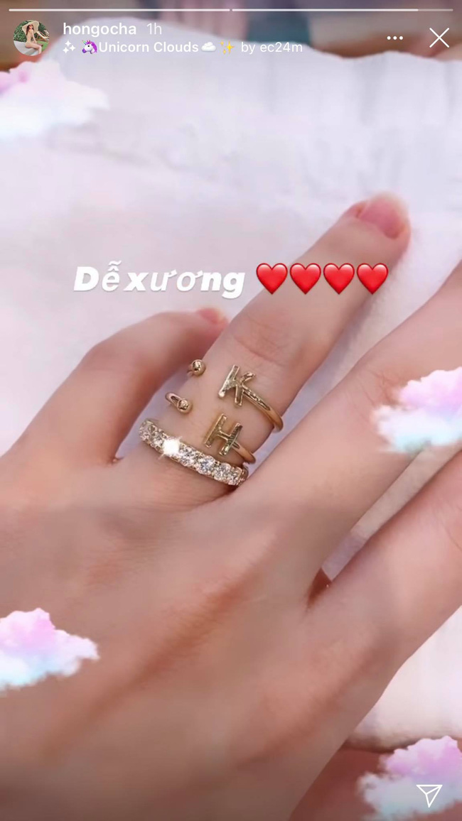 Hồ Ngọc Hà gây chú ý khi khoe nhẫn kim cương tiện thể khoe luôn 2 chiếc nhẫn với 2 chữ cái đặc biệt này Hồ Ngọc Hà gây chú ý khi khoe nhẫn kim cương tiện thể khoe luôn 2 chiếc nhẫn với 2 chữ cái đặc biệt này