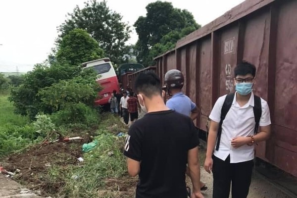 Tàu hỏa đâm ngang hông xe 45 chỗ chở học sinh, 2 em phải cấp cứu Tàu hỏa đâm ngang hông xe 45 chỗ chở học sinh, 2 em phải cấp cứu