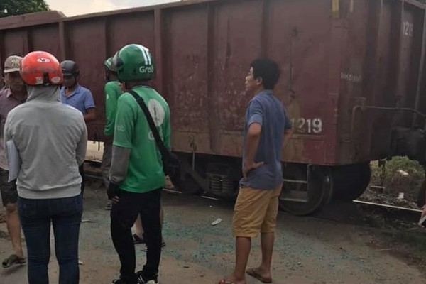 Tàu hỏa đâm ngang hông xe 45 chỗ chở học sinh, 2 em phải cấp cứu - 1 Tàu hỏa đâm ngang hông xe 45 chỗ chở học sinh, 2 em phải cấp cứu - 1