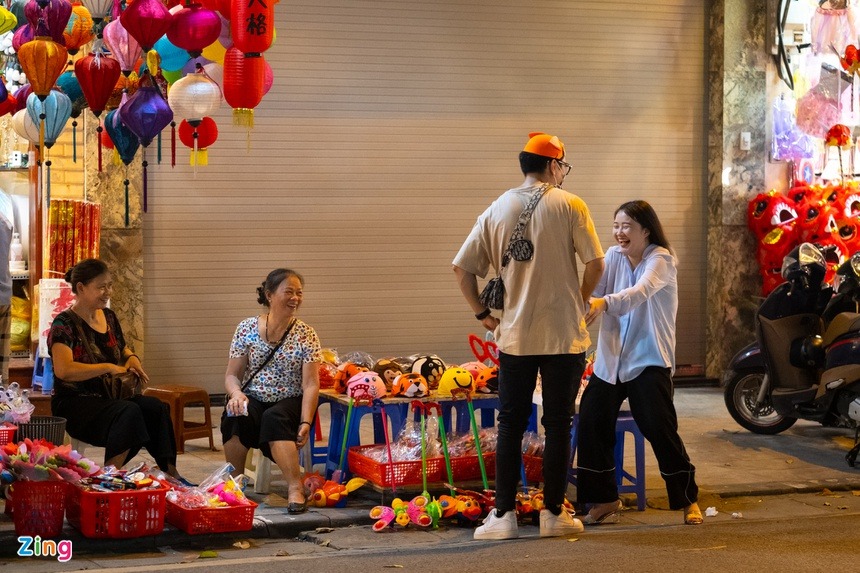 Ảnh: Tìm về Trung Thu tuổi thơ ở phố cổ Hà Nội - 12 Ảnh: Tìm về Trung Thu tuổi thơ ở phố cổ Hà Nội - 12