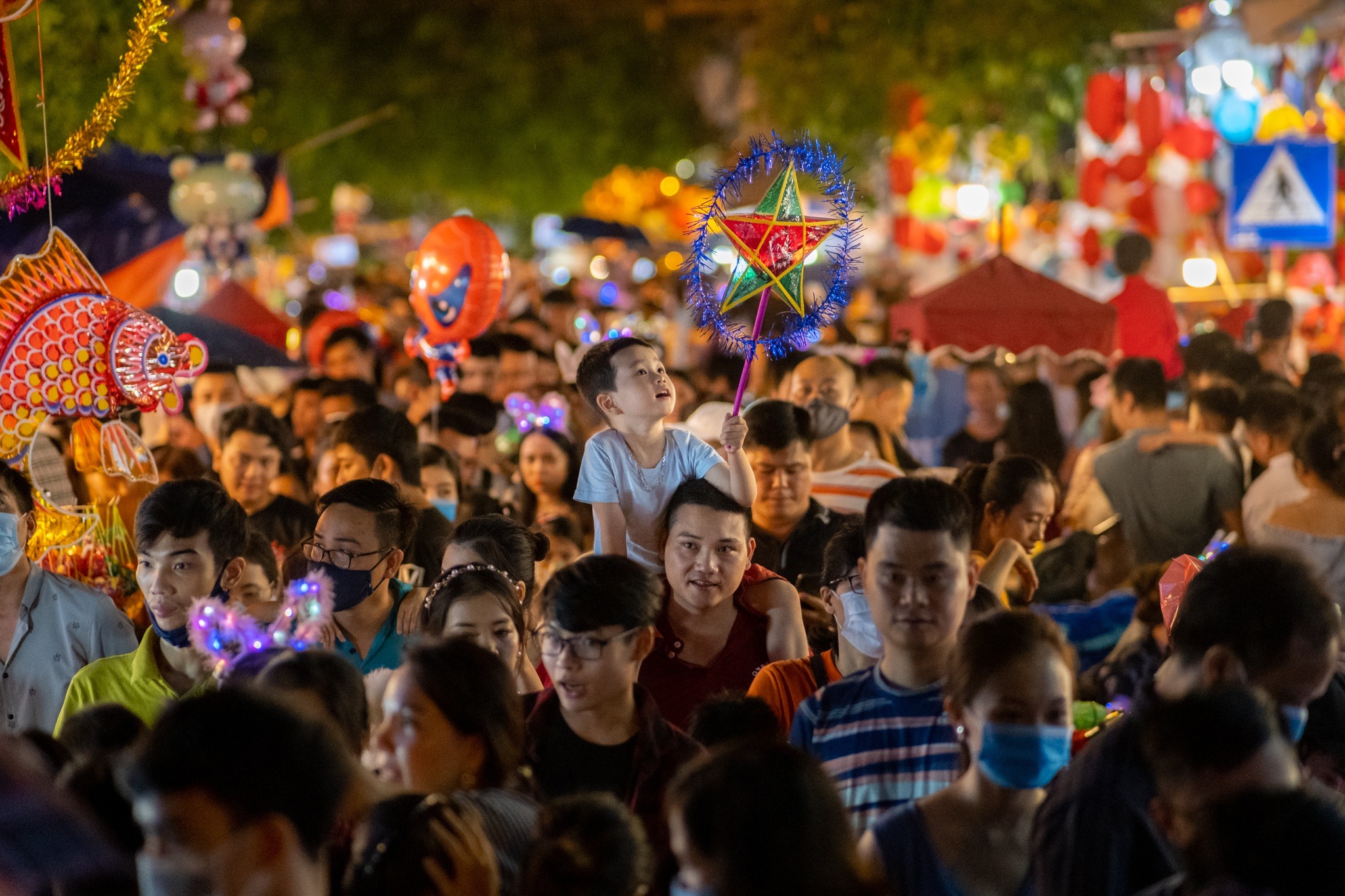Ảnh: Tìm về Trung Thu tuổi thơ ở phố cổ Hà Nội - 14 Ảnh: Tìm về Trung Thu tuổi thơ ở phố cổ Hà Nội - 14