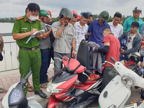 Để lại xe máy trên cầu, nam thanh niên nhảy xuống sông Sài Gòn mất tích Để lại xe máy trên cầu, nam thanh niên nhảy xuống sông Sài Gòn mất tích