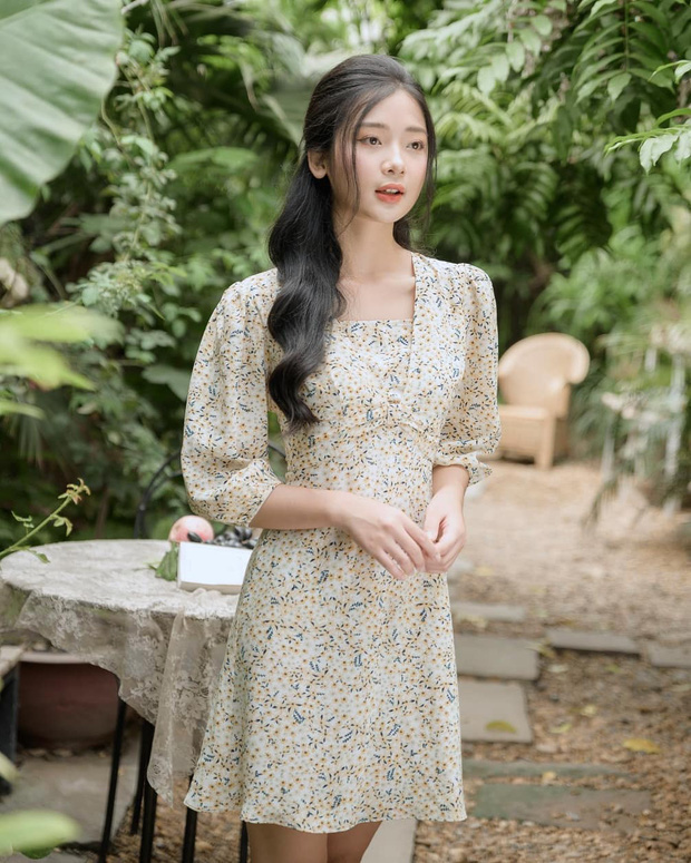Để mặc đẹp không trượt phát nào thì nhất định phải sắm váy hoa nhí dài tay, diện dịp giao mùa là 'chuẩn bài' - 8 Để mặc đẹp không trượt phát nào thì nhất định phải sắm váy hoa nhí dài tay, diện dịp giao mùa là 'chuẩn bài' - 8