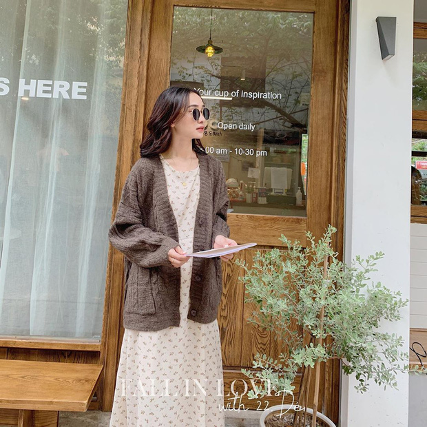 Để mặc đẹp không trượt phát nào thì nhất định phải sắm váy hoa nhí dài tay, diện dịp giao mùa là 'chuẩn bài' - 6 Để mặc đẹp không trượt phát nào thì nhất định phải sắm váy hoa nhí dài tay, diện dịp giao mùa là 'chuẩn bài' - 6