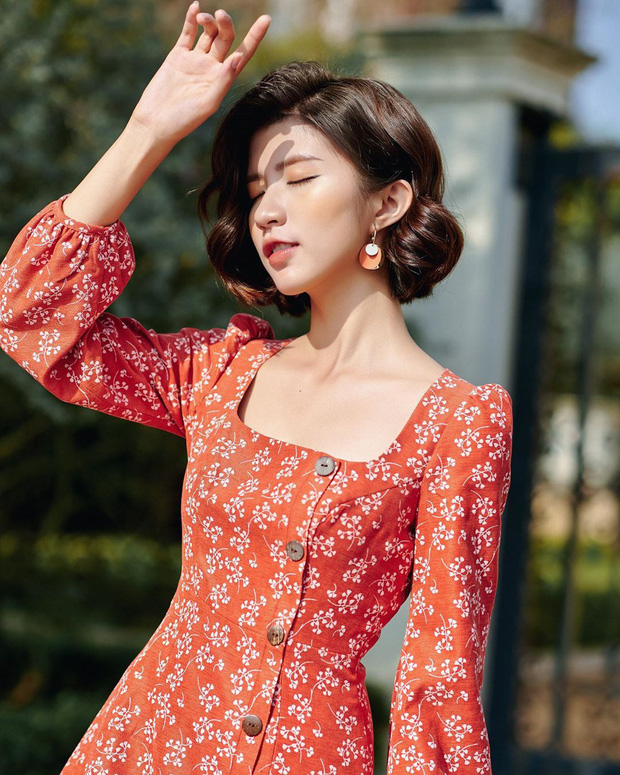 Để mặc đẹp không trượt phát nào thì nhất định phải sắm váy hoa nhí dài tay, diện dịp giao mùa là 'chuẩn bài' - 1 Để mặc đẹp không trượt phát nào thì nhất định phải sắm váy hoa nhí dài tay, diện dịp giao mùa là 'chuẩn bài' - 1
