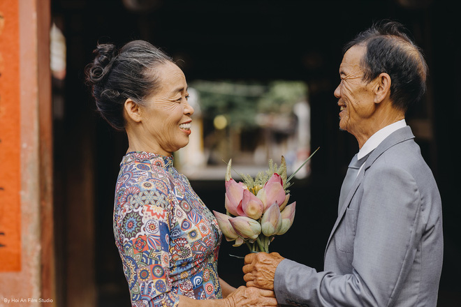 Con gái út dẫn bố mẹ đi du lịch Hội An, bí mật tặng bộ ảnh kỷ niệm 50 năm ngày cưới đầy xúc động - 7 Con gái út dẫn bố mẹ đi du lịch Hội An, bí mật tặng bộ ảnh kỷ niệm 50 năm ngày cưới đầy xúc động - 7