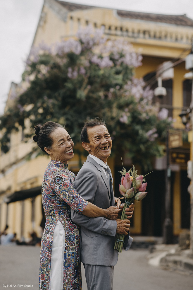 Con gái út dẫn bố mẹ đi du lịch Hội An, bí mật tặng bộ ảnh kỷ niệm 50 năm ngày cưới đầy xúc động - 1 Con gái út dẫn bố mẹ đi du lịch Hội An, bí mật tặng bộ ảnh kỷ niệm 50 năm ngày cưới đầy xúc động - 1