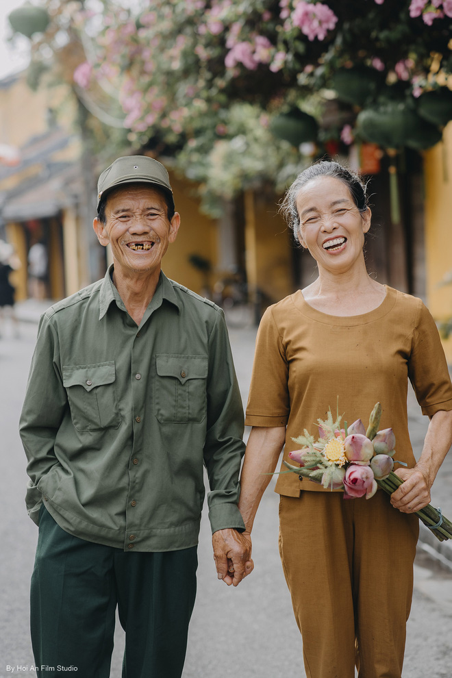 Con gái út dẫn bố mẹ đi du lịch Hội An, bí mật tặng bộ ảnh kỷ niệm 50 năm ngày cưới đầy xúc động - 11 Con gái út dẫn bố mẹ đi du lịch Hội An, bí mật tặng bộ ảnh kỷ niệm 50 năm ngày cưới đầy xúc động - 11