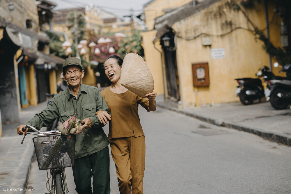 Con gái út dẫn bố mẹ đi du lịch Hội An, bí mật tặng bộ ảnh kỷ niệm 50 năm ngày cưới đầy xúc động - 8 Con gái út dẫn bố mẹ đi du lịch Hội An, bí mật tặng bộ ảnh kỷ niệm 50 năm ngày cưới đầy xúc động - 8