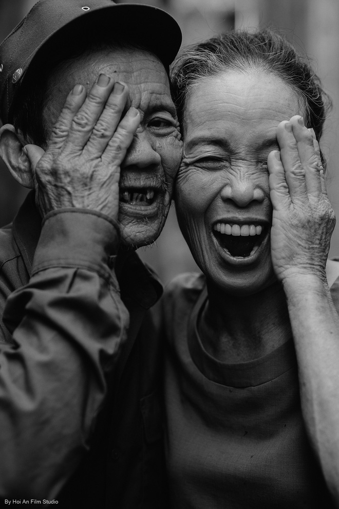 Con gái út dẫn bố mẹ đi du lịch Hội An, bí mật tặng bộ ảnh kỷ niệm 50 năm ngày cưới đầy xúc động - 10 Con gái út dẫn bố mẹ đi du lịch Hội An, bí mật tặng bộ ảnh kỷ niệm 50 năm ngày cưới đầy xúc động - 10
