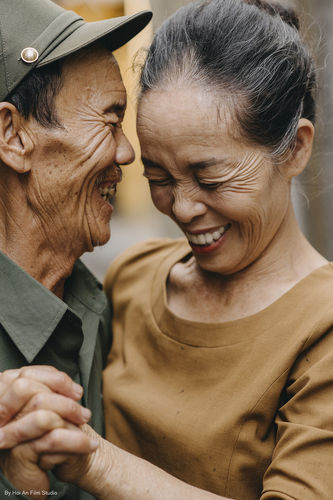Con gái út dẫn bố mẹ đi du lịch Hội An, bí mật tặng bộ ảnh kỷ niệm 50 năm ngày cưới đầy xúc động - 9 Con gái út dẫn bố mẹ đi du lịch Hội An, bí mật tặng bộ ảnh kỷ niệm 50 năm ngày cưới đầy xúc động - 9