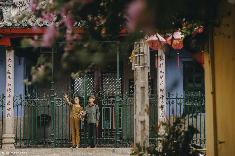 Con gái út dẫn bố mẹ đi du lịch Hội An, bí mật tặng bộ ảnh kỷ niệm 50 năm ngày cưới đầy xúc động - 13 Con gái út dẫn bố mẹ đi du lịch Hội An, bí mật tặng bộ ảnh kỷ niệm 50 năm ngày cưới đầy xúc động - 13