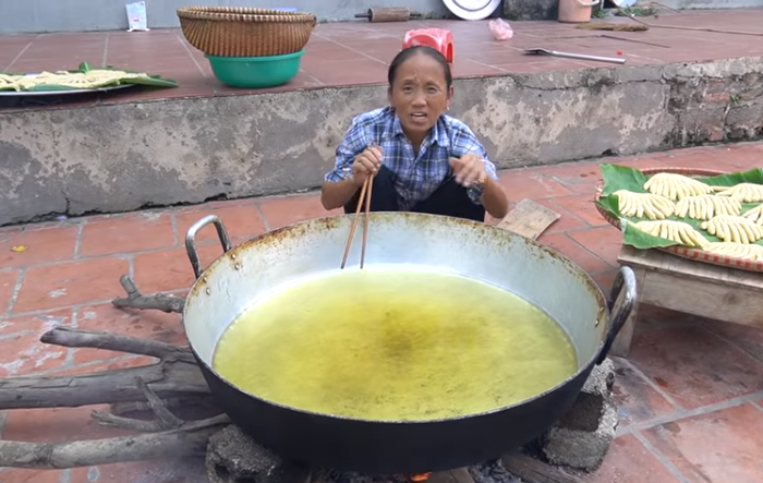Kênh Bà Tân Vlog đạt 4 triệu follow trên YouTube sau hơn 1 năm ra mắt, ai cũng choáng khi nhìn lại loạt thành tích 'khủng' của bà mẹ nông dân - 7 Kênh Bà Tân Vlog đạt 4 triệu follow trên YouTube sau hơn 1 năm ra mắt, ai cũng choáng khi nhìn lại loạt thành tích 'khủng' của bà mẹ nông dân - 7