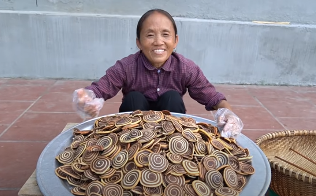 Kênh Bà Tân Vlog đạt 4 triệu follow trên YouTube sau hơn 1 năm ra mắt, ai cũng choáng khi nhìn lại loạt thành tích 'khủng' của bà mẹ nông dân - 3 Kênh Bà Tân Vlog đạt 4 triệu follow trên YouTube sau hơn 1 năm ra mắt, ai cũng choáng khi nhìn lại loạt thành tích 'khủng' của bà mẹ nông dân - 3