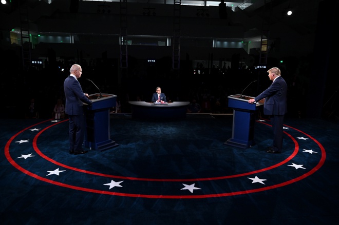 Ông Trump và Biden không bắt tay trong cuộc tranh luận đầu tiên Ông Trump và Biden không bắt tay trong cuộc tranh luận đầu tiên