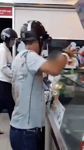 Clip: Người đàn ông hành xử như giang hồ ngay trước mặt trẻ nhỏ, vừa đập phá đồ đạc vừa đòi đốt luôn siêu thị - 1 Clip: Người đàn ông hành xử như giang hồ ngay trước mặt trẻ nhỏ, vừa đập phá đồ đạc vừa đòi đốt luôn siêu thị - 1