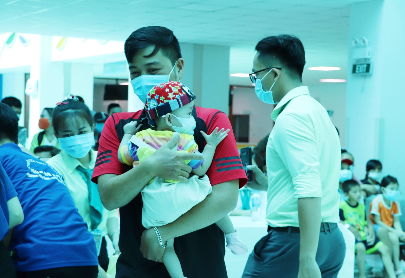 Chị em Trúc Nhi - Diệu Nhi đón Trung thu cùng các bạn trong bệnh viện, khuôn mặt rạng ngời hạnh phúc - 3 Chị em Trúc Nhi - Diệu Nhi đón Trung thu cùng các bạn trong bệnh viện, khuôn mặt rạng ngời hạnh phúc - 3