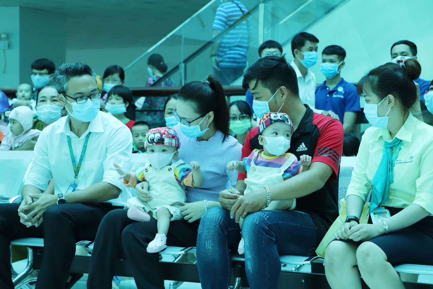 Chị em Trúc Nhi - Diệu Nhi đón Trung thu cùng các bạn trong bệnh viện, khuôn mặt rạng ngời hạnh phúc Chị em Trúc Nhi - Diệu Nhi đón Trung thu cùng các bạn trong bệnh viện, khuôn mặt rạng ngời hạnh phúc