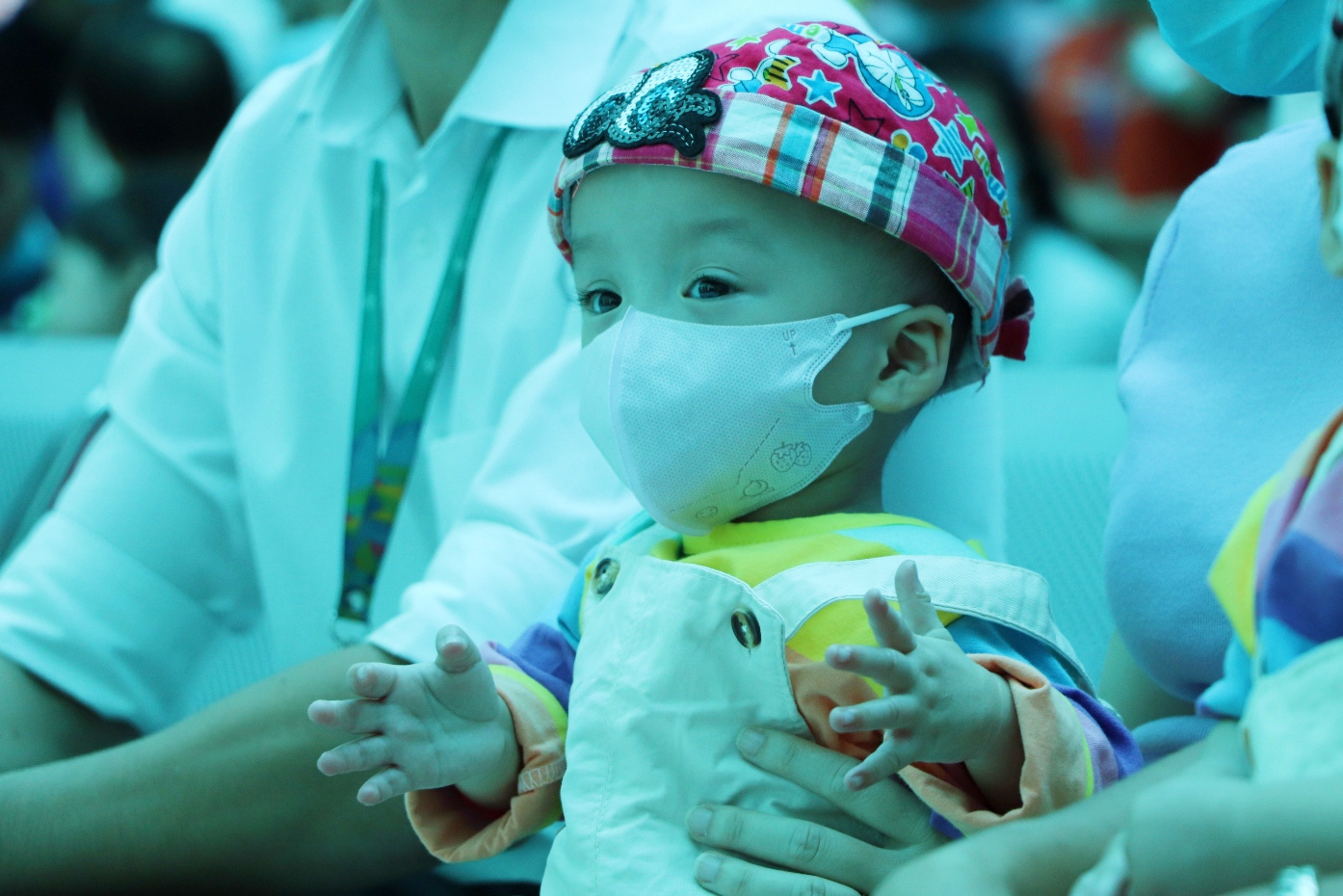 Chị em Trúc Nhi - Diệu Nhi đón Trung thu cùng các bạn trong bệnh viện, khuôn mặt rạng ngời hạnh phúc - 6 Chị em Trúc Nhi - Diệu Nhi đón Trung thu cùng các bạn trong bệnh viện, khuôn mặt rạng ngời hạnh phúc - 6
