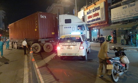 Xe container húc văng giải phân cách, tông 2 ôtô trên phố Sài Gòn - 1 Xe container húc văng giải phân cách, tông 2 ôtô trên phố Sài Gòn - 1