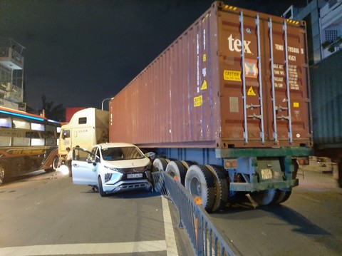 Xe container húc văng giải phân cách, tông 2 ôtô trên phố Sài Gòn Xe container húc văng giải phân cách, tông 2 ôtô trên phố Sài Gòn