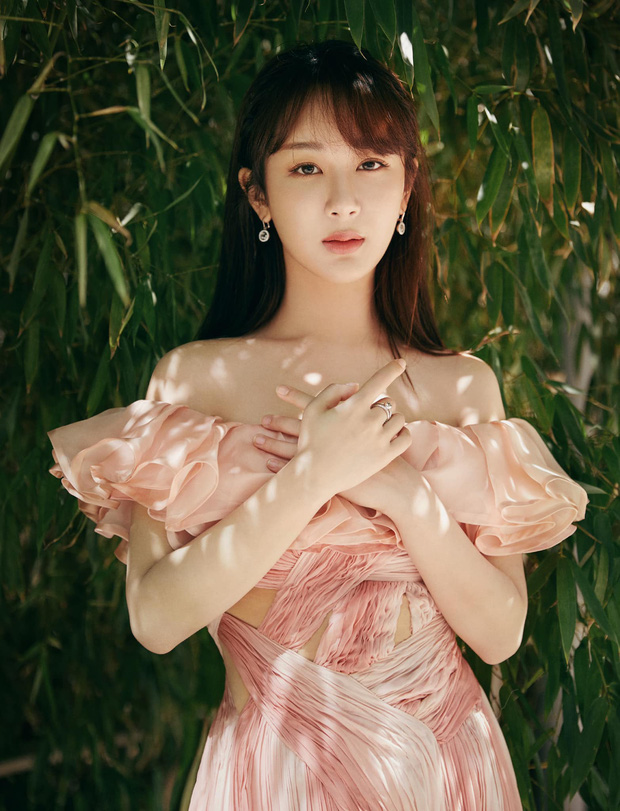 Dương Tử bị chê khi diện đầm Công Trí, đáng chú ý là sự chênh lệch ảnh bị chụp và ảnh tự đăng Dương Tử bị chê khi diện đầm Công Trí, đáng chú ý là sự chênh lệch ảnh bị chụp và ảnh tự đăng