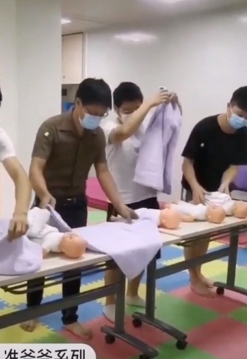 Cùng vợ đi học cách tắm con, anh chồng khiến những ai có mặt đều hốt hoảng với vị trí đặt "em bé" lúc thực hiện thử thách Cùng vợ đi học cách tắm con, anh chồng khiến những ai có mặt đều hốt hoảng với vị trí đặt "em bé" lúc thực hiện thử thách