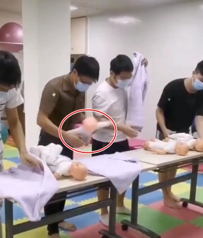 Cùng vợ đi học cách tắm con, anh chồng khiến những ai có mặt đều hốt hoảng với vị trí đặt "em bé" lúc thực hiện thử thách - 1 Cùng vợ đi học cách tắm con, anh chồng khiến những ai có mặt đều hốt hoảng với vị trí đặt "em bé" lúc thực hiện thử thách - 1
