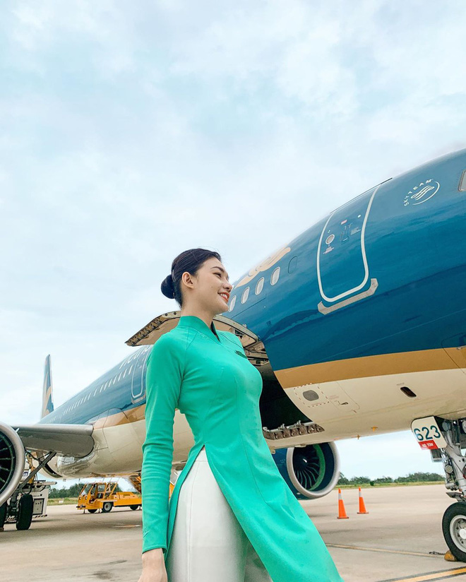 Các tiếp viên hàng không đều có dăm ba kiểu ảnh y xì nhau, mượn máy bay làm "phụ kiện" sống ảo luôn mới đỉnh - 11 Các tiếp viên hàng không đều có dăm ba kiểu ảnh y xì nhau, mượn máy bay làm "phụ kiện" sống ảo luôn mới đỉnh - 11