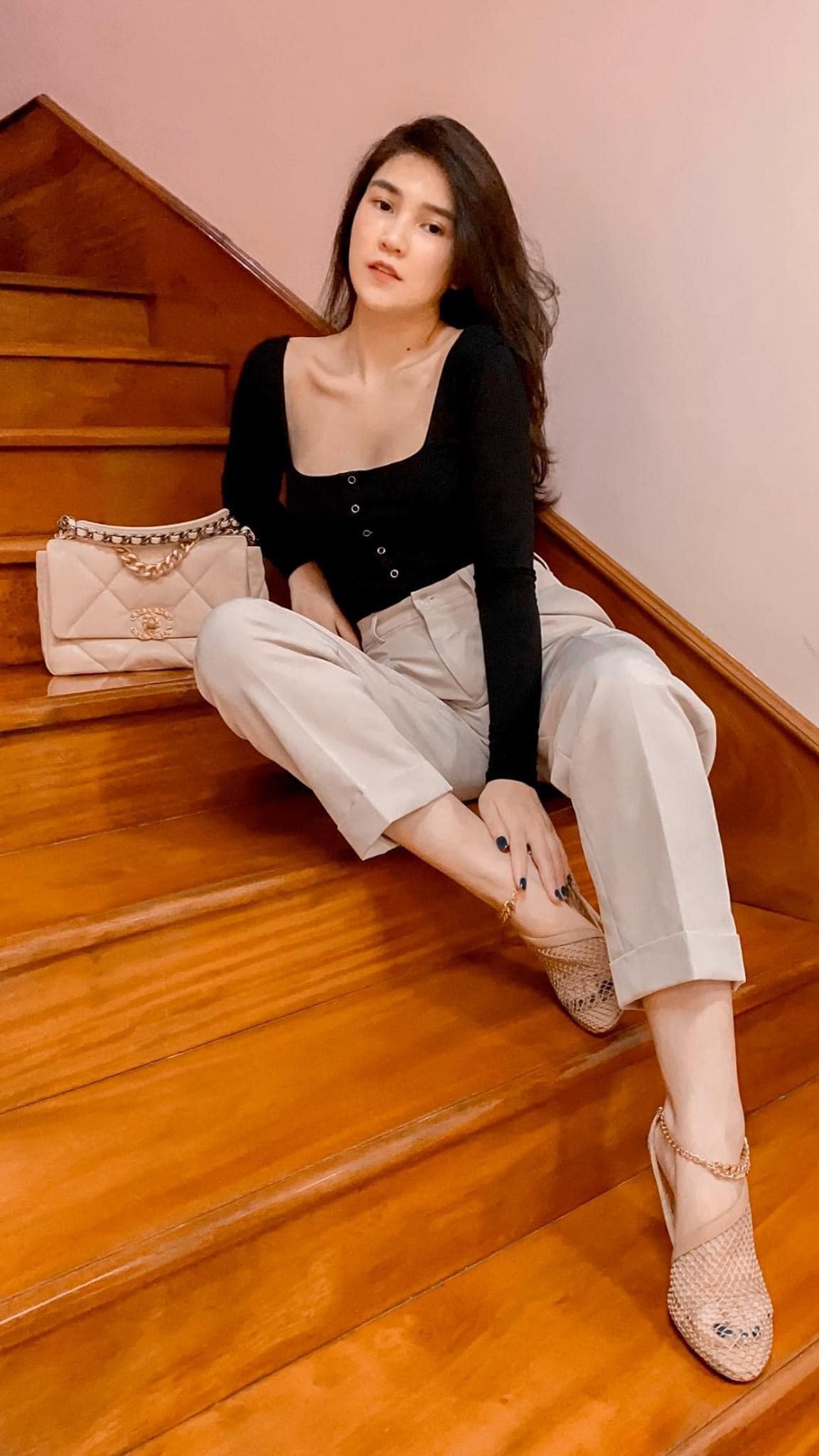 Bà mẹ 9x có 4 con 'gây sốt', hút 2K like nhờ sắc vóc và style sang chảnh như Phạm Băng Băng phiên bản Thái - 12 Bà mẹ 9x có 4 con 'gây sốt', hút 2K like nhờ sắc vóc và style sang chảnh như Phạm Băng Băng phiên bản Thái - 12