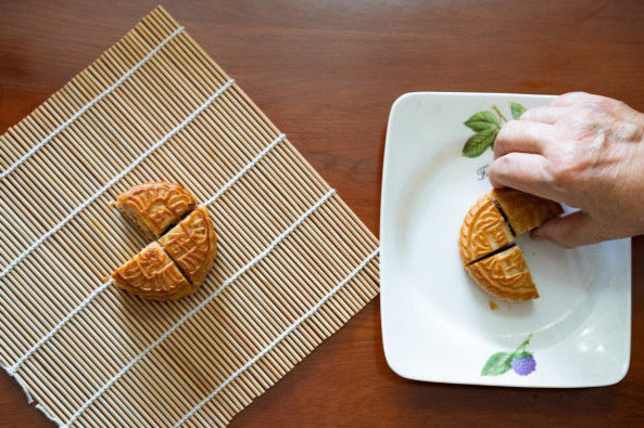 Ăn liền 3 chiếc bánh Trung thu, người phụ nữ bệnh tiểu đường rơi vào hôn mê, suýt mất mạng - 1 Ăn liền 3 chiếc bánh Trung thu, người phụ nữ bệnh tiểu đường rơi vào hôn mê, suýt mất mạng - 1