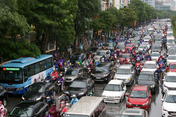 Vật vã vượt 'biển người' tới công sở dưới cơn mưa Hà thành - 10 Vật vã vượt 'biển người' tới công sở dưới cơn mưa Hà thành - 10