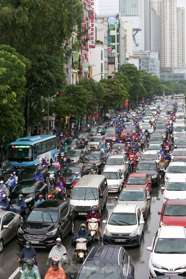 Vật vã vượt 'biển người' tới công sở dưới cơn mưa Hà thành - 11 Vật vã vượt 'biển người' tới công sở dưới cơn mưa Hà thành - 11