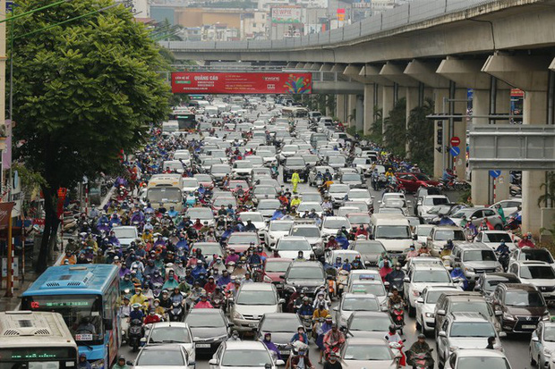Vật vã vượt 'biển người' tới công sở dưới cơn mưa Hà thành - 14 Vật vã vượt 'biển người' tới công sở dưới cơn mưa Hà thành - 14