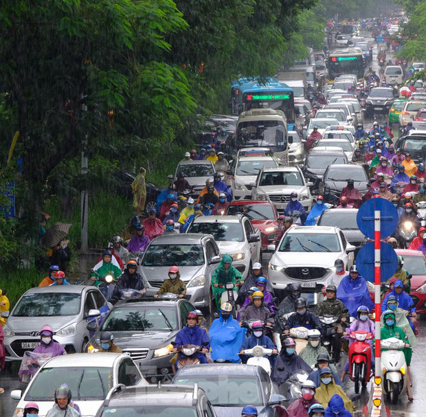 Vật vã vượt 'biển người' tới công sở dưới cơn mưa Hà thành - 3 Vật vã vượt 'biển người' tới công sở dưới cơn mưa Hà thành - 3