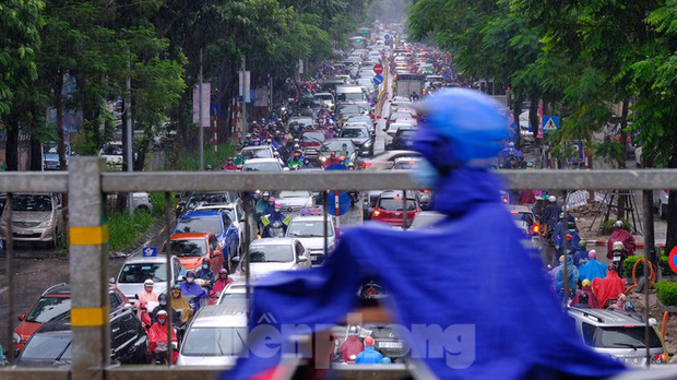 Vật vã vượt 'biển người' tới công sở dưới cơn mưa Hà thành - 5 Vật vã vượt 'biển người' tới công sở dưới cơn mưa Hà thành - 5