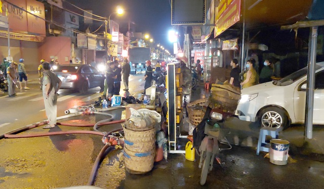 Cháy bãi xe trong đêm, người dân hoảng hốt ôm tài sản tháo chạy - 1 Cháy bãi xe trong đêm, người dân hoảng hốt ôm tài sản tháo chạy - 1