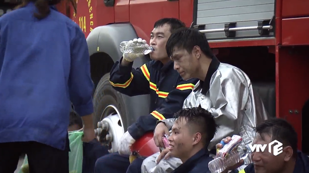 Lửa Ấm mất điểm ngay tập mở màn: Kỹ xảo '3 xu', nam chính nhả thoại rề rà khiến khán giả thất vọng 'Chỉ đạo xong thì cũng cháy rụi hết rồi' - 3 Lửa Ấm mất điểm ngay tập mở màn: Kỹ xảo '3 xu', nam chính nhả thoại rề rà khiến khán giả thất vọng 'Chỉ đạo xong thì cũng cháy rụi hết rồi' - 3