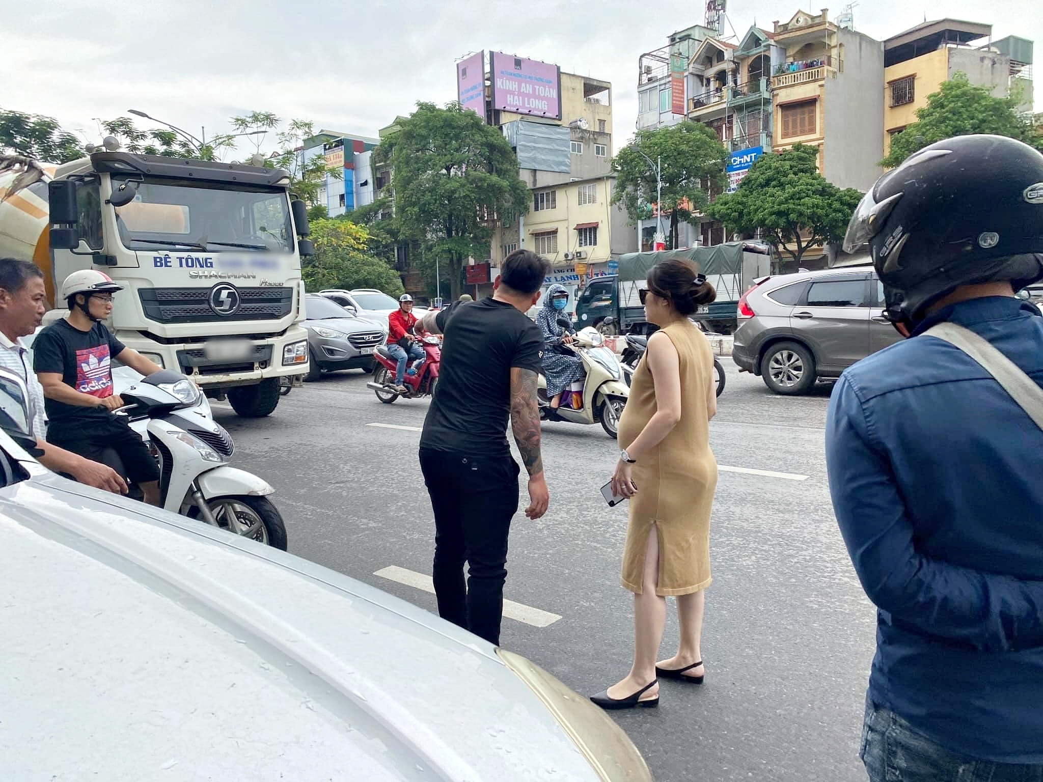 Hot mom Hằng Túi bị đâm xe khi đang mang bầu tháng thứ 9, kể lại pha thót tim ôm bụng trèo sang cửa ghế phụ để thoát nạn - 2 Hot mom Hằng Túi bị đâm xe khi đang mang bầu tháng thứ 9, kể lại pha thót tim ôm bụng trèo sang cửa ghế phụ để thoát nạn - 2