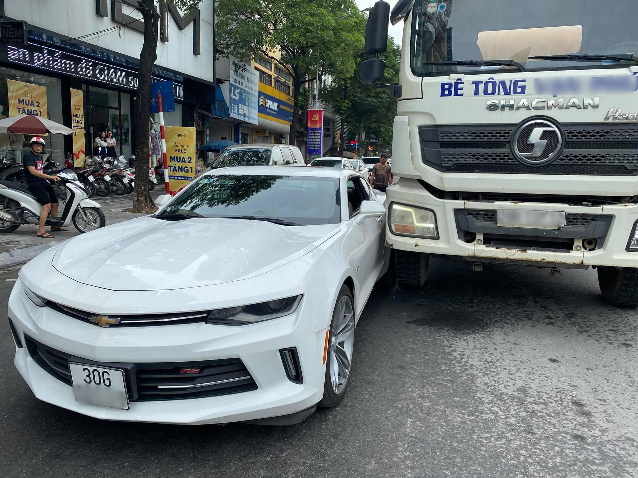 Hot mom Hằng Túi bị đâm xe khi đang mang bầu tháng thứ 9, kể lại pha thót tim ôm bụng trèo sang cửa ghế phụ để thoát nạn - 3 Hot mom Hằng Túi bị đâm xe khi đang mang bầu tháng thứ 9, kể lại pha thót tim ôm bụng trèo sang cửa ghế phụ để thoát nạn - 3