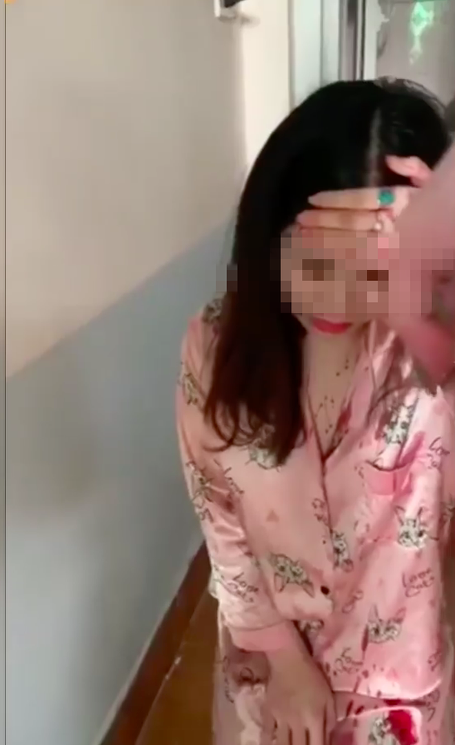 Vụ đánh ghen xôn xao mạng xã hội: Cô gái bị đánh chảy máu đầu, quỳ xin lỗi vợ nhân tình Vụ đánh ghen xôn xao mạng xã hội: Cô gái bị đánh chảy máu đầu, quỳ xin lỗi vợ nhân tình