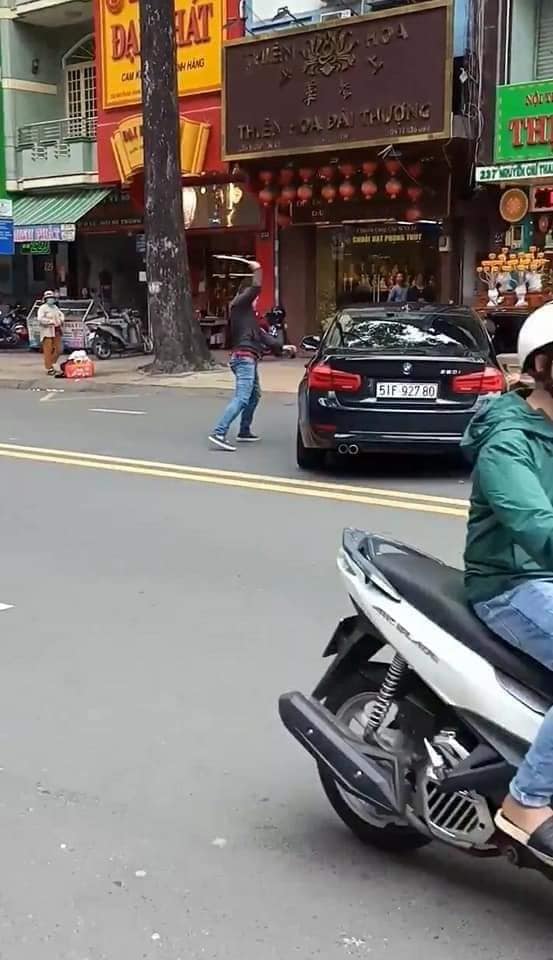 Nguyên nhân vụ nam thanh niên cầm gậy đập liên tiếp vào ô tô BMW trên phố Sài Gòn - 1 Nguyên nhân vụ nam thanh niên cầm gậy đập liên tiếp vào ô tô BMW trên phố Sài Gòn - 1