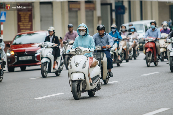 Chùm ảnh: Tiết trời se lạnh, người Hà Nội khoác thêm áo ấm, hưởng trọn không khí mát lành của mùa Thu - 13 Chùm ảnh: Tiết trời se lạnh, người Hà Nội khoác thêm áo ấm, hưởng trọn không khí mát lành của mùa Thu - 13