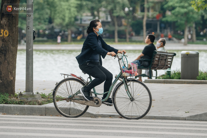 Chùm ảnh: Tiết trời se lạnh, người Hà Nội khoác thêm áo ấm, hưởng trọn không khí mát lành của mùa Thu - 14 Chùm ảnh: Tiết trời se lạnh, người Hà Nội khoác thêm áo ấm, hưởng trọn không khí mát lành của mùa Thu - 14
