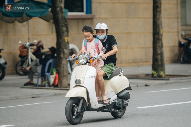 Chùm ảnh: Tiết trời se lạnh, người Hà Nội khoác thêm áo ấm, hưởng trọn không khí mát lành của mùa Thu - 15 Chùm ảnh: Tiết trời se lạnh, người Hà Nội khoác thêm áo ấm, hưởng trọn không khí mát lành của mùa Thu - 15