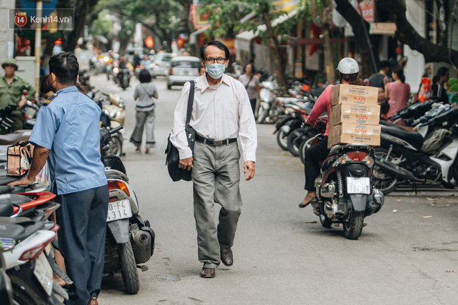 Chùm ảnh: Tiết trời se lạnh, người Hà Nội khoác thêm áo ấm, hưởng trọn không khí mát lành của mùa Thu - 16 Chùm ảnh: Tiết trời se lạnh, người Hà Nội khoác thêm áo ấm, hưởng trọn không khí mát lành của mùa Thu - 16