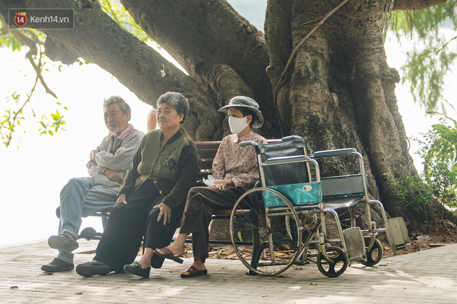 Chùm ảnh: Tiết trời se lạnh, người Hà Nội khoác thêm áo ấm, hưởng trọn không khí mát lành của mùa Thu - 8 Chùm ảnh: Tiết trời se lạnh, người Hà Nội khoác thêm áo ấm, hưởng trọn không khí mát lành của mùa Thu - 8